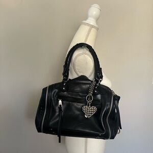 Steve Madden Black Leather Handbag
 
Silver Hardware 


Comes with Bag charm